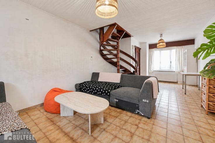 Te renoveren woning met 3 slaapkamers en koer!