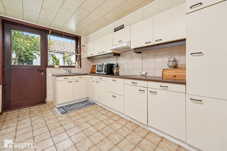 Te renoveren woning met 3 slaapkamers en koer!