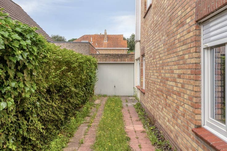 Semi-detached house in a quiet location for sale with 3 bedr