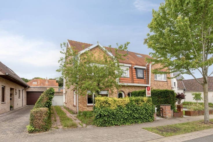 Semi-detached house in a quiet location for sale with 3 bedr