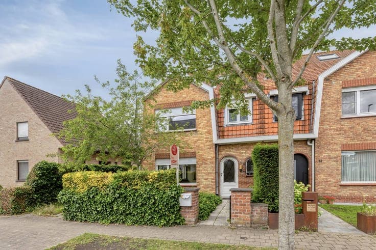 Semi-detached house in a quiet location for sale with 3 bedr