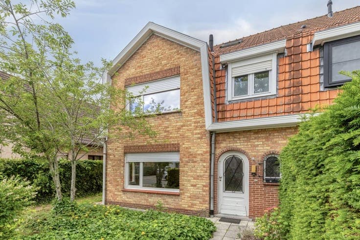 Semi-detached house in a quiet location for sale with 3 bedr