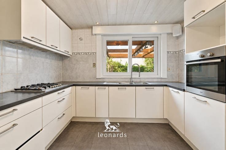 Family home with 4 bedrooms and large garden in Wervik