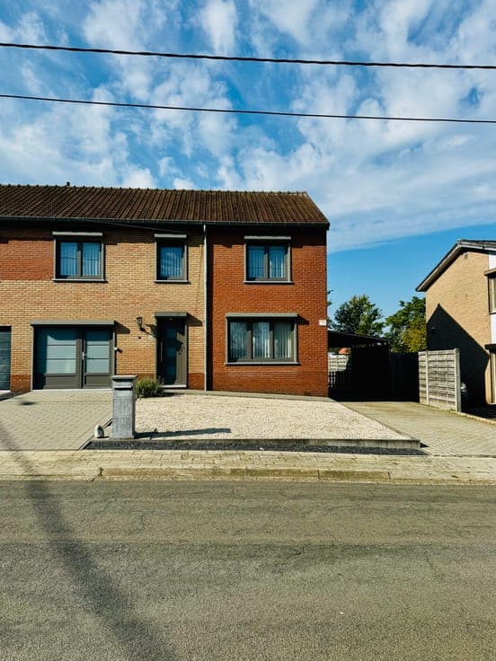 Move-in-ready home with 4 bedrooms and a spacious garden