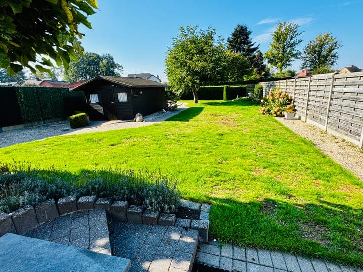 Move-in-ready home with 4 bedrooms and a spacious garden