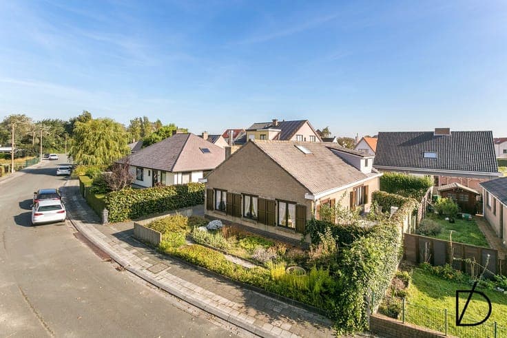 IDEAAL GESITUEERDE VILLA MET GEZELLIGE TUIN, NABIJ HET ST...