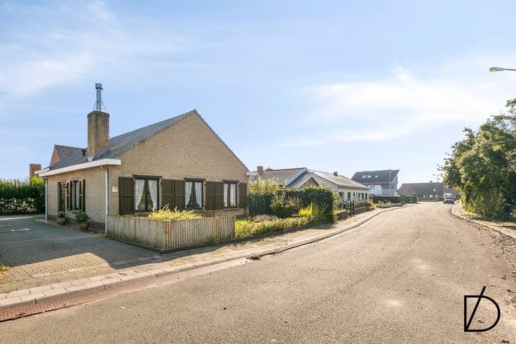 IDEAAL GESITUEERDE VILLA MET GEZELLIGE TUIN, NABIJ HET ST...