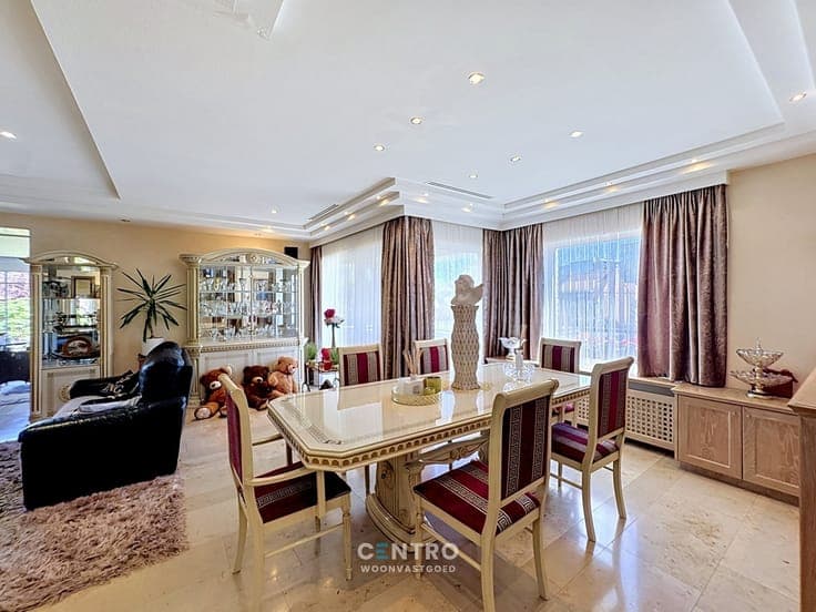 Woning met opslagruimte op zeer strategische locatie!