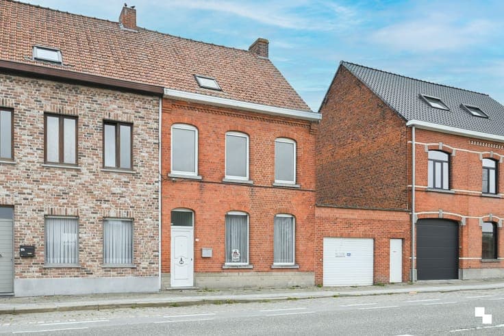 Karaktervolle woning met ruime tuin en dubbele garage te ...