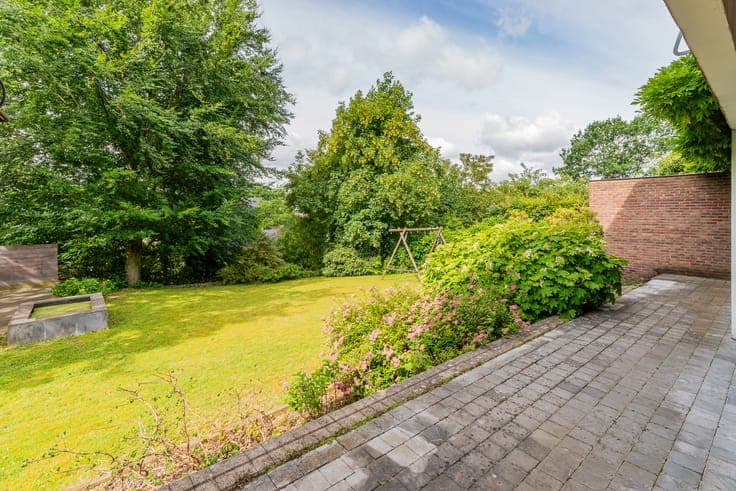 Move-In Ready Villa with Sunny Garden