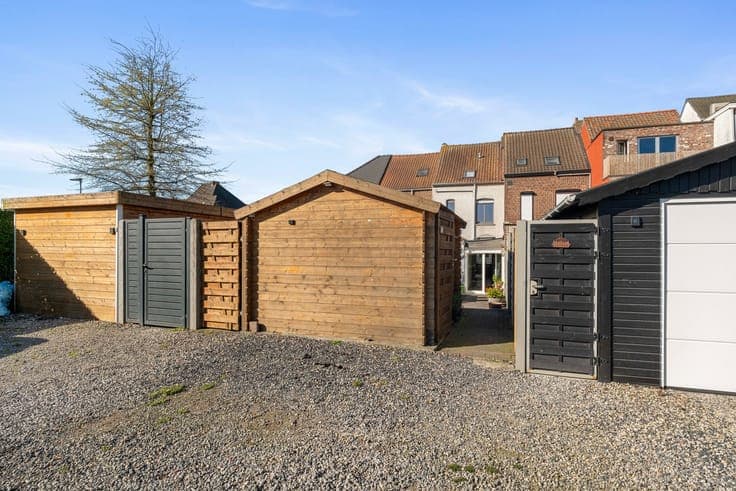 WONING | 3 KAMERS | TUIN | UITWEG MET 2 PARKINGS ACHTERAAN
