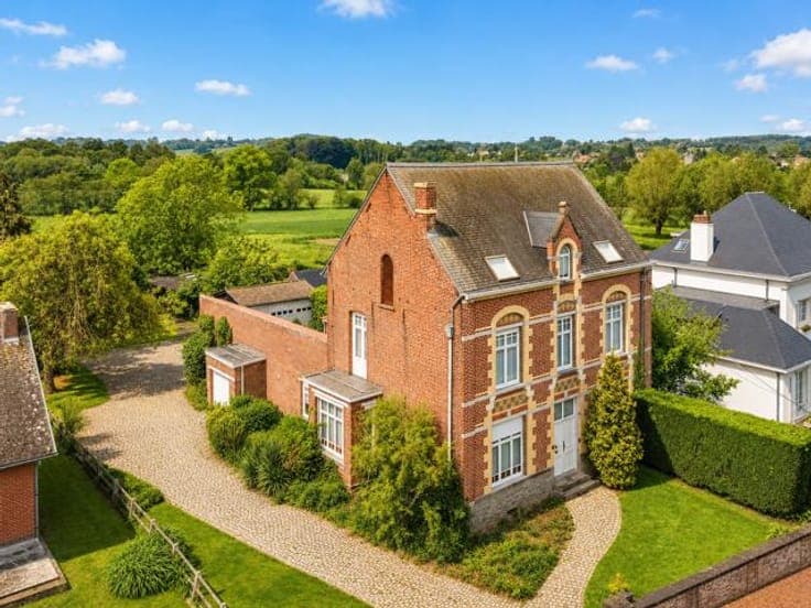 Charming manor house with character and great potential!