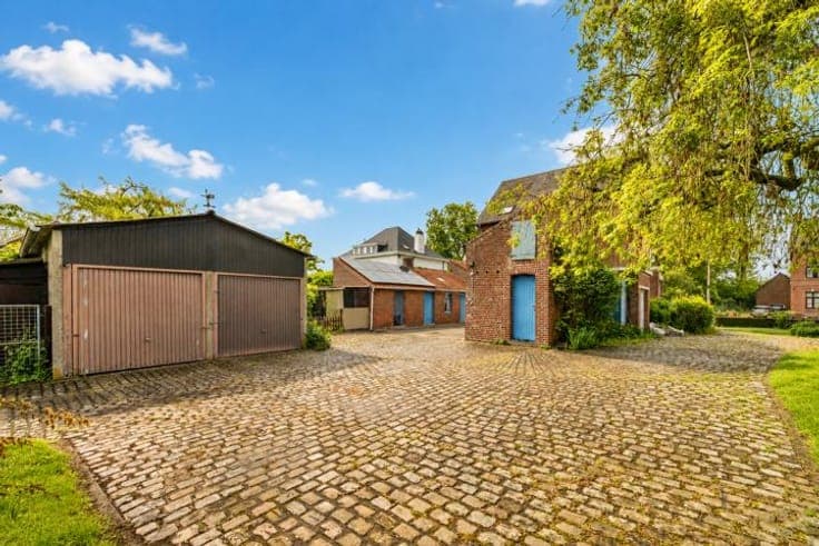 Charming manor house with character and great potential!