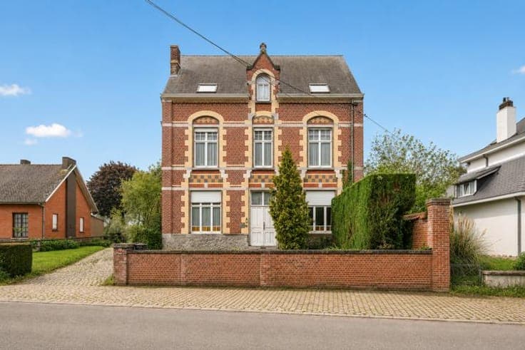 Charming manor house with character and great potential!