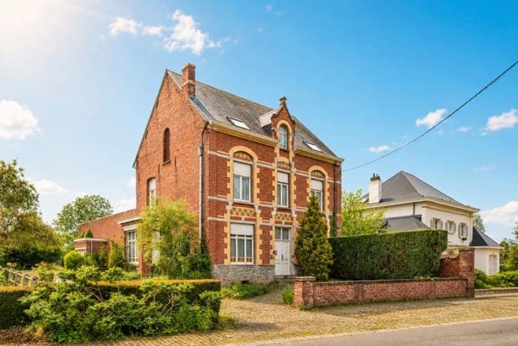 Charming manor house with character and great potential!
