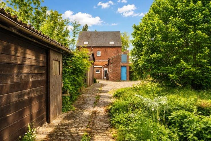 Charming manor house with character and great potential!