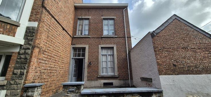 Maison à rénover dans une rue calme à proximité de la gare
