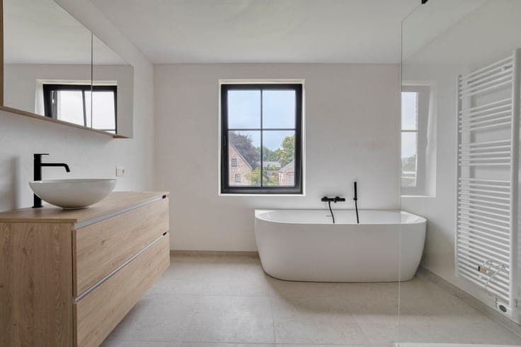 Beautiful whitewashed semi-detached house, garden & integral