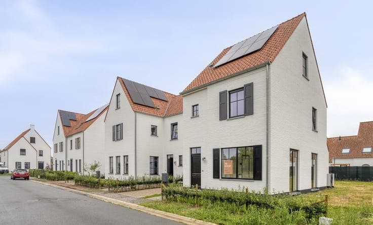 Beautiful whitewashed semi-detached house, garden & integral