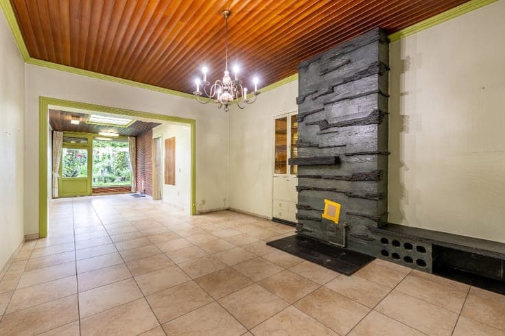 Zeer ruime, te renoveren woning met mogelijkse uitweg.