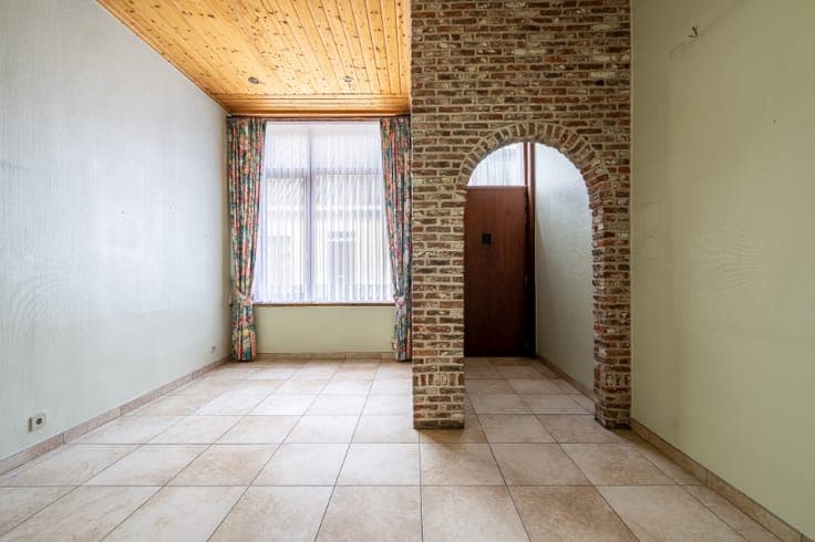 Zeer ruime, te renoveren woning met mogelijkse uitweg.