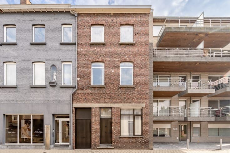 Zeer ruime, te renoveren woning met mogelijkse uitweg.