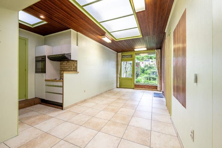 Zeer ruime, te renoveren woning met mogelijkse uitweg.