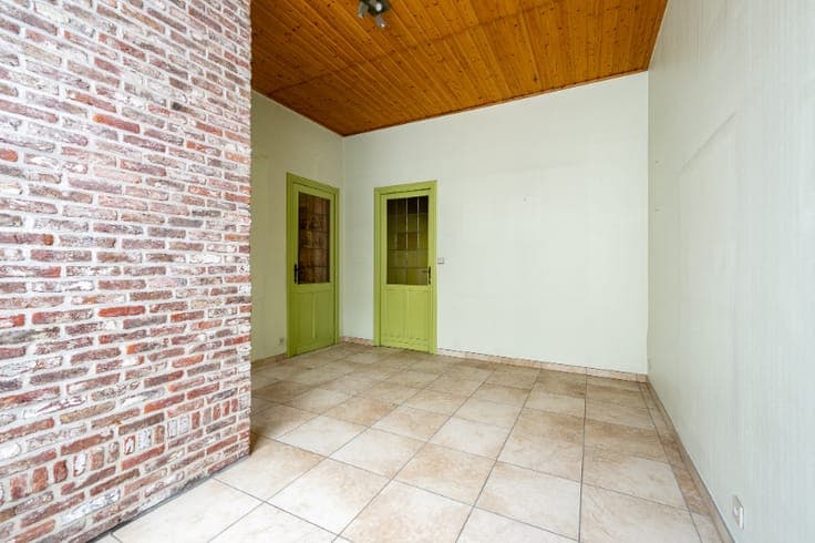 Zeer ruime, te renoveren woning met mogelijkse uitweg.