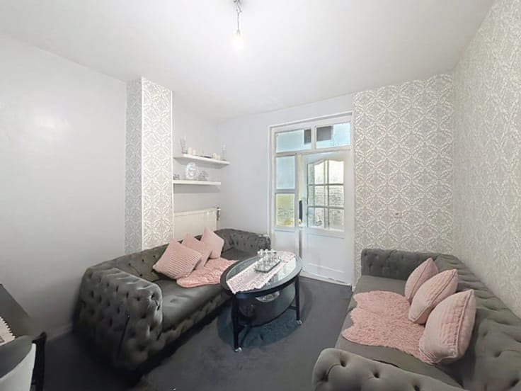 HOUSE WITH A GARDEN AND GREAT POTENTIAL
