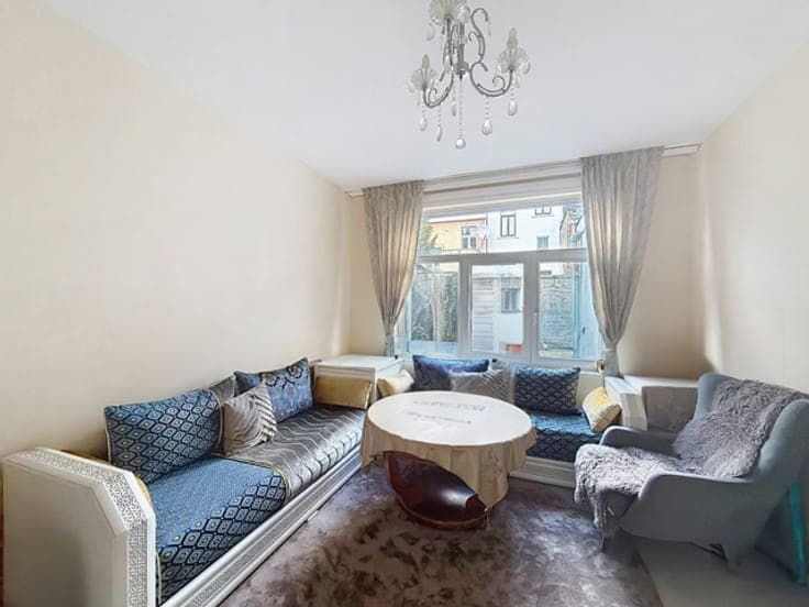HOUSE WITH A GARDEN AND GREAT POTENTIAL