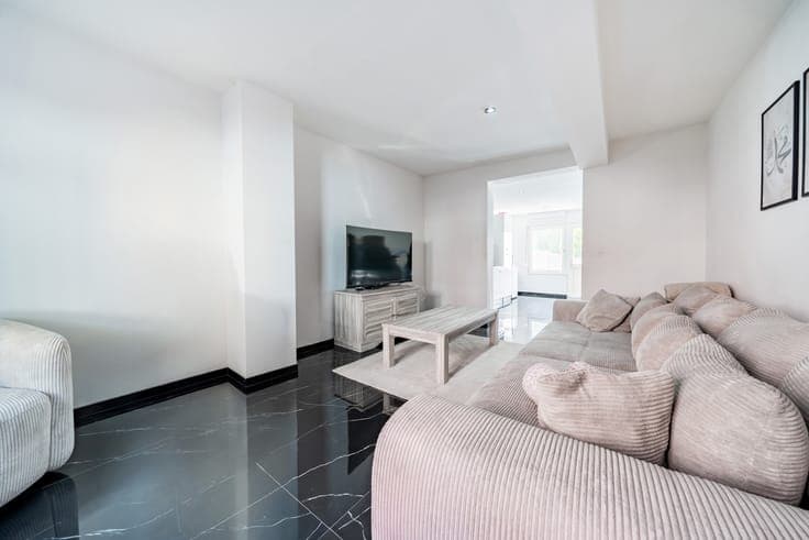 Fully renovated 3-bedroom terraced house with garden