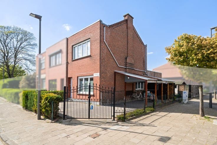 Semi-detached house with large garden