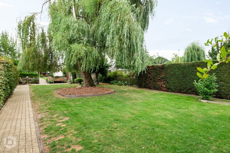Instapklare woning met 3 slpkrs en ruime tuin te Onze-Lie...