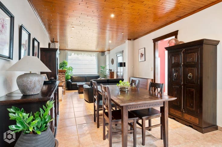 Instapklare woning met 3 slpkrs en ruime tuin te Onze-Lie...