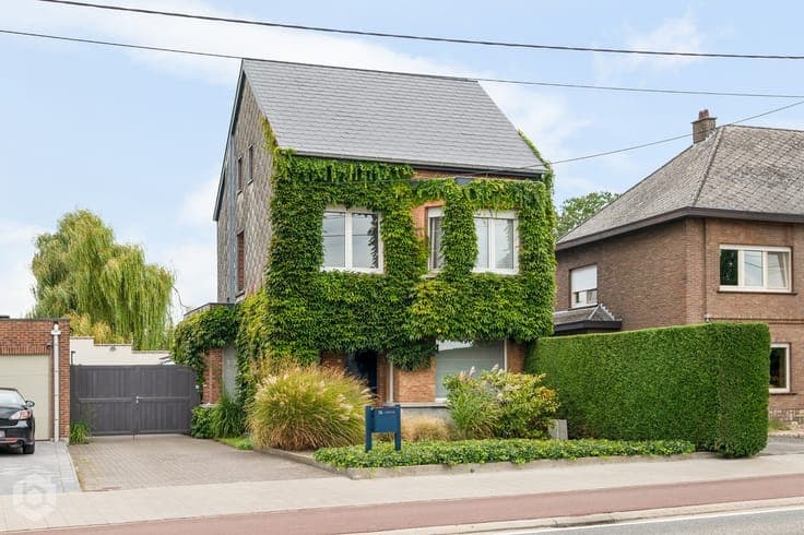 Instapklare woning met 3 slpkrs en ruime tuin te Onze-Lie...
