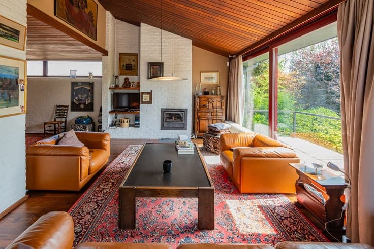 Charming villa on 22 ares with open views
