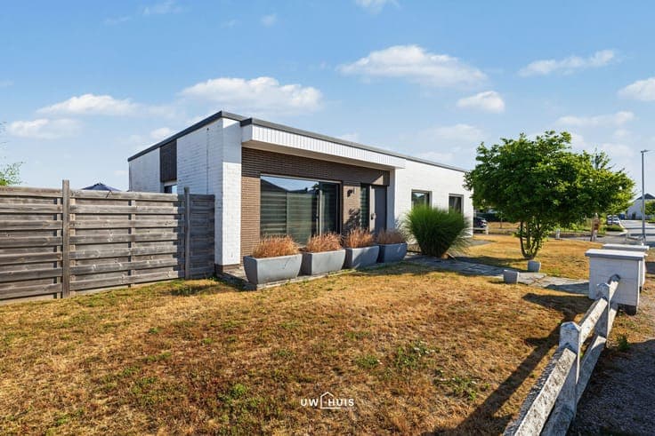 Well-maintained bungalow with 3 bedrooms in a quiet location