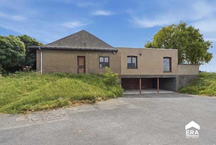 Investment property/commercial building with living quarters
