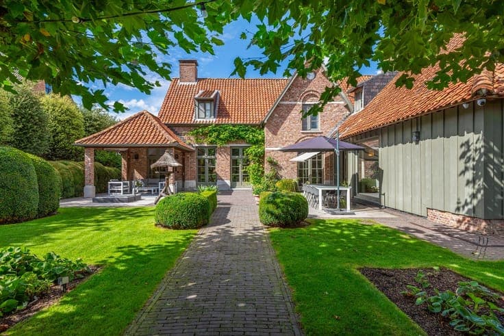 Exclusive villa in a prime location near downtown