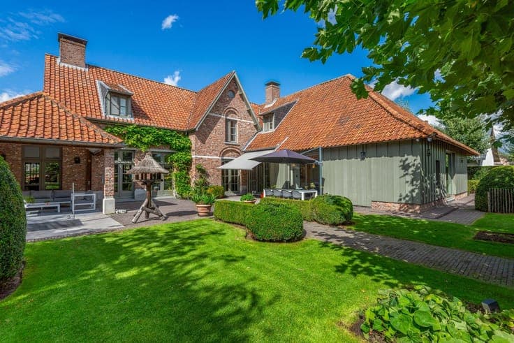 Exclusive villa in a prime location near downtown