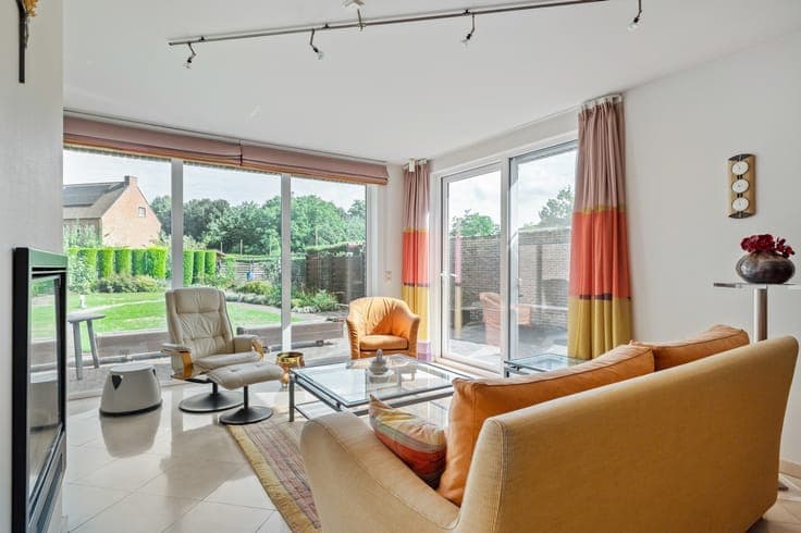 Opbrengsteigendom of co-housing met 2 ruime appartementen...