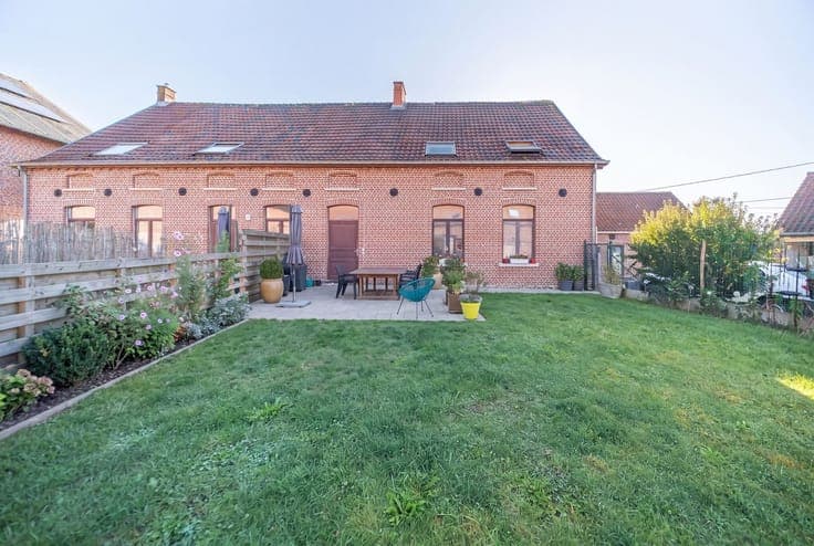 Belle maison, 3 façades, 3 chambres - Faire offre àpd 245.00