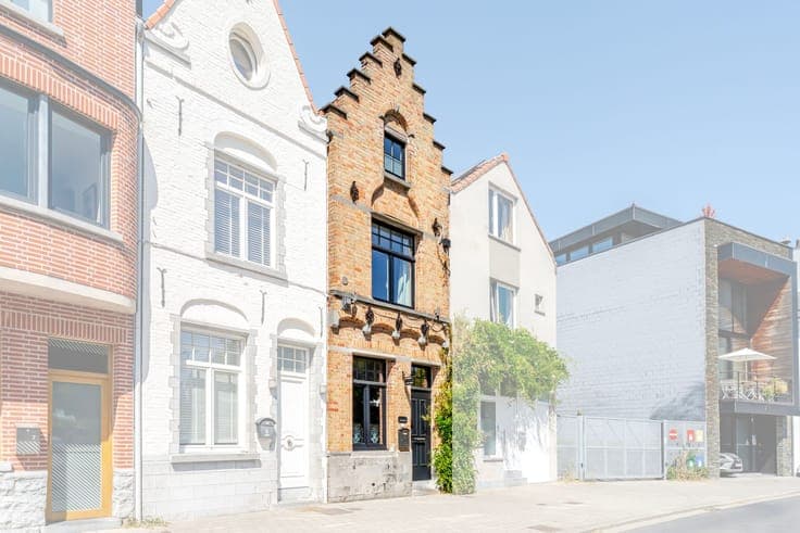Unique neo-Gothic townhouse with views over the River Lys!