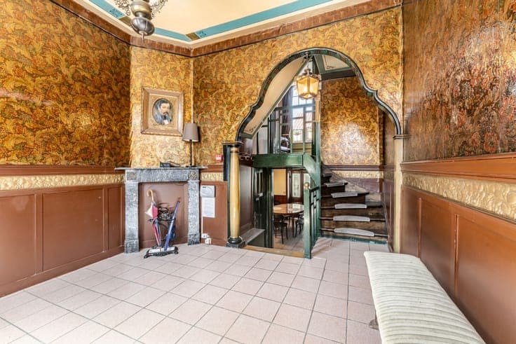 Unique neo-Gothic townhouse with views over the River Lys!