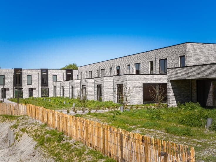 Nieuwbouwwoning in gesloten bebouwing in een doodlopend s...