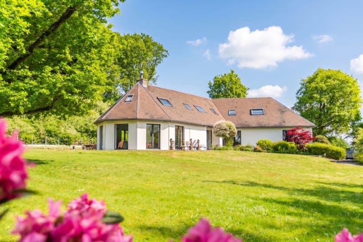 Magnificent quiet villa with views of nature.