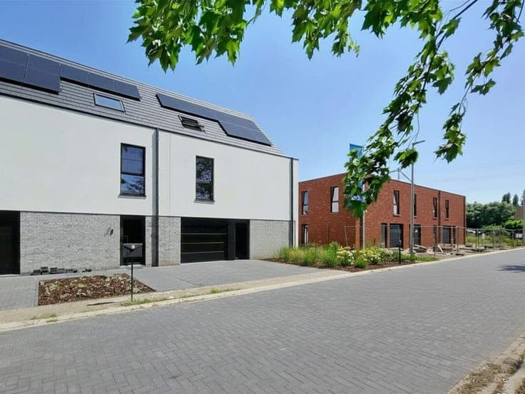 Energiezuinige halfopen woning met garage en 3 tot 5 slpks