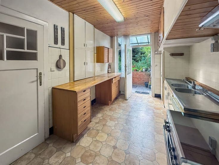 4-bedroom house in need of renovation - South-facing yard -