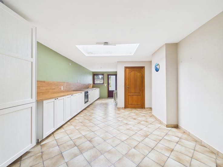 2-Bedroom House with GARDEN & GARAGE