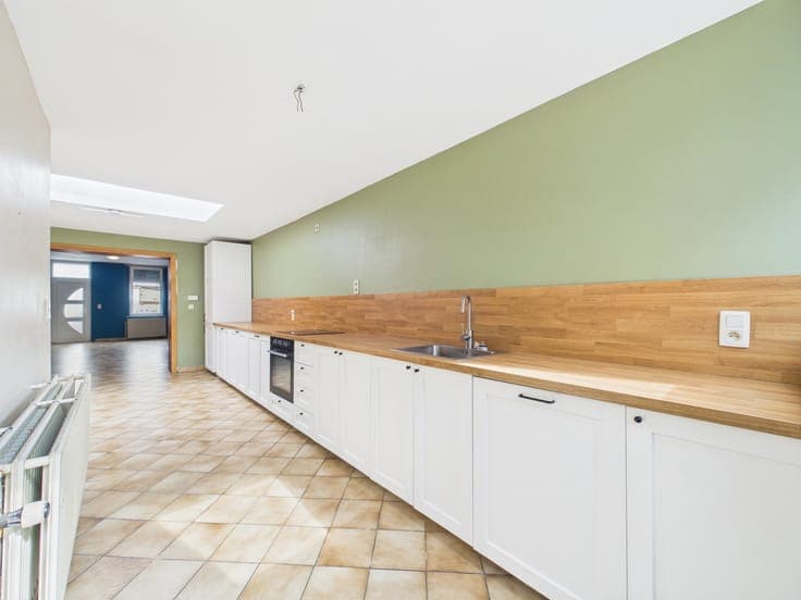 2-Bedroom House with GARDEN & GARAGE